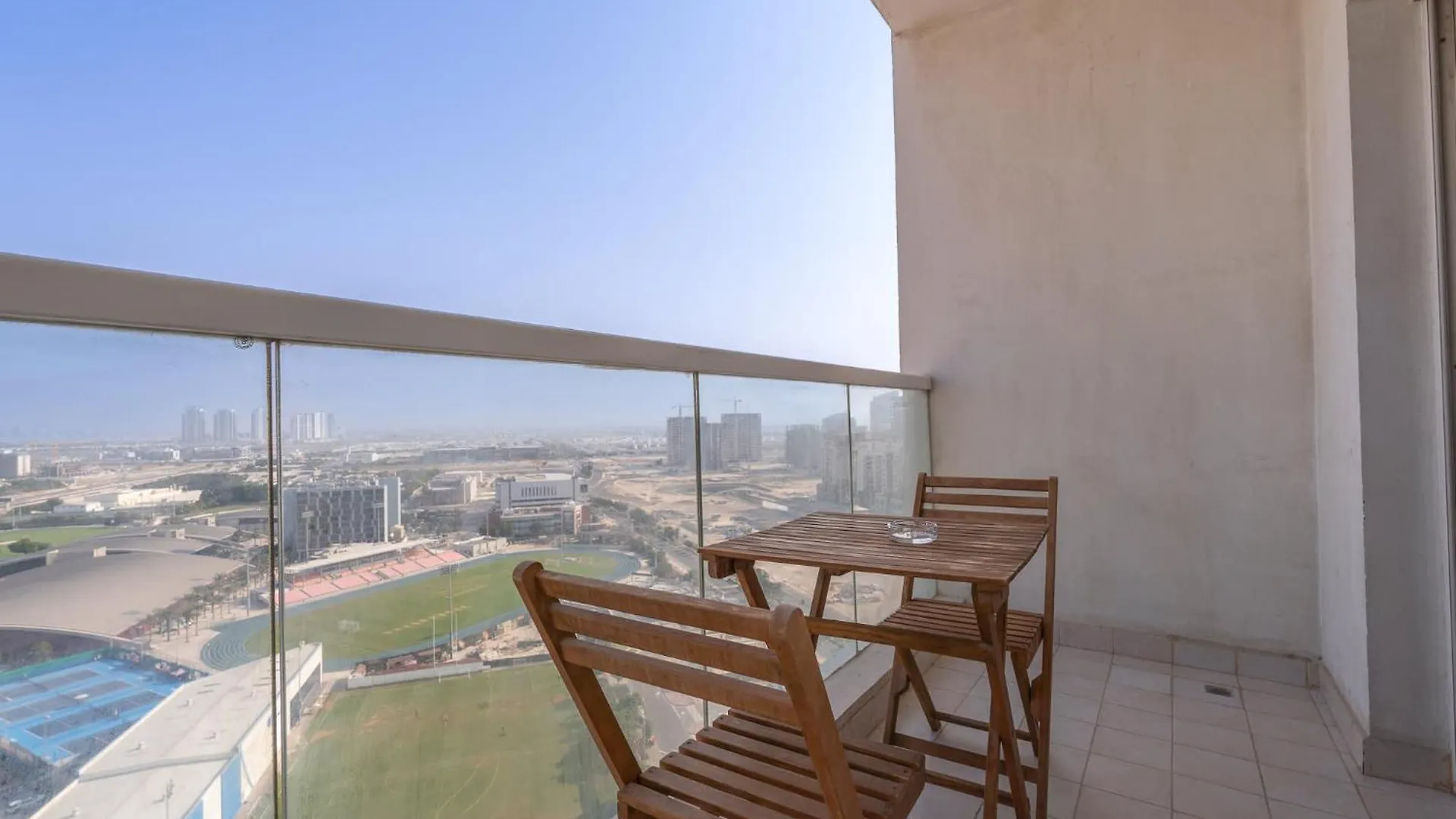 Apartment Charming, Sun-Filled 1-Bedroom In Red Residence, Dubai Sports City