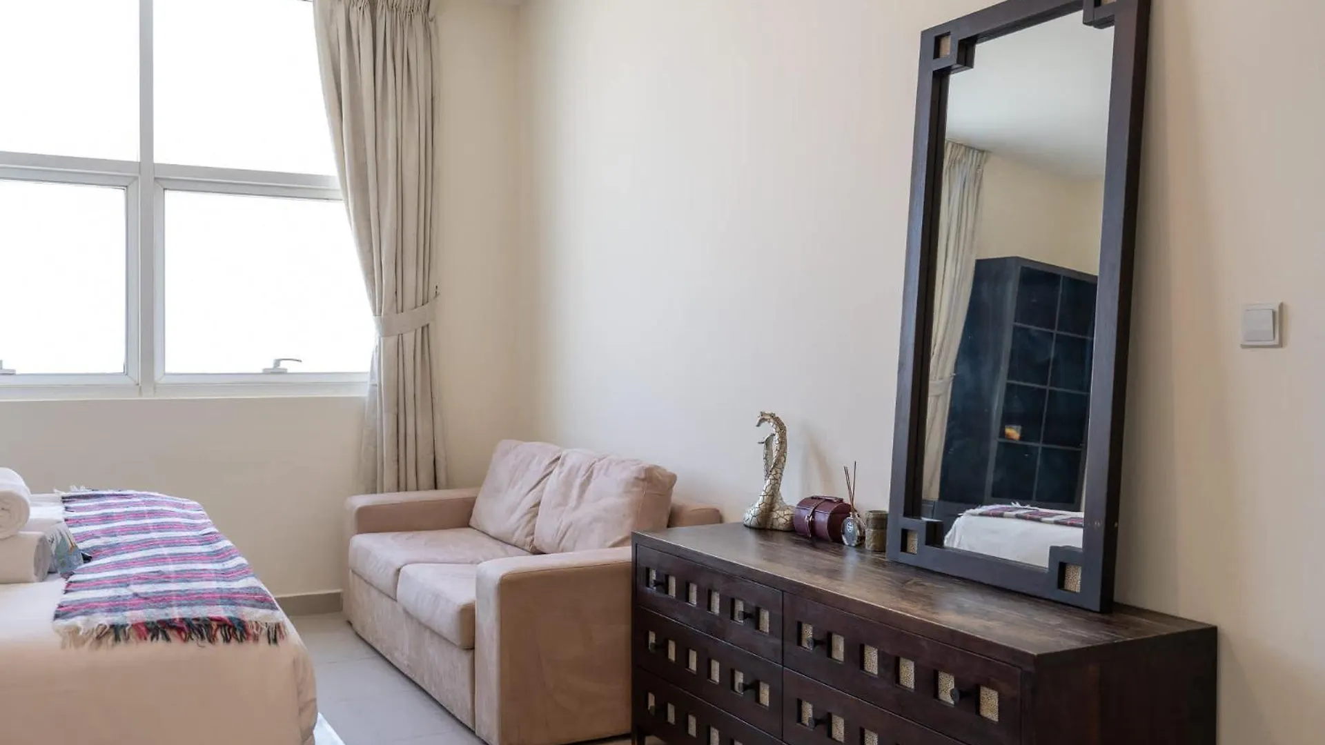 Apartment Charming, Sun-Filled 1-Bedroom In Red Residence, Dubai Sports City