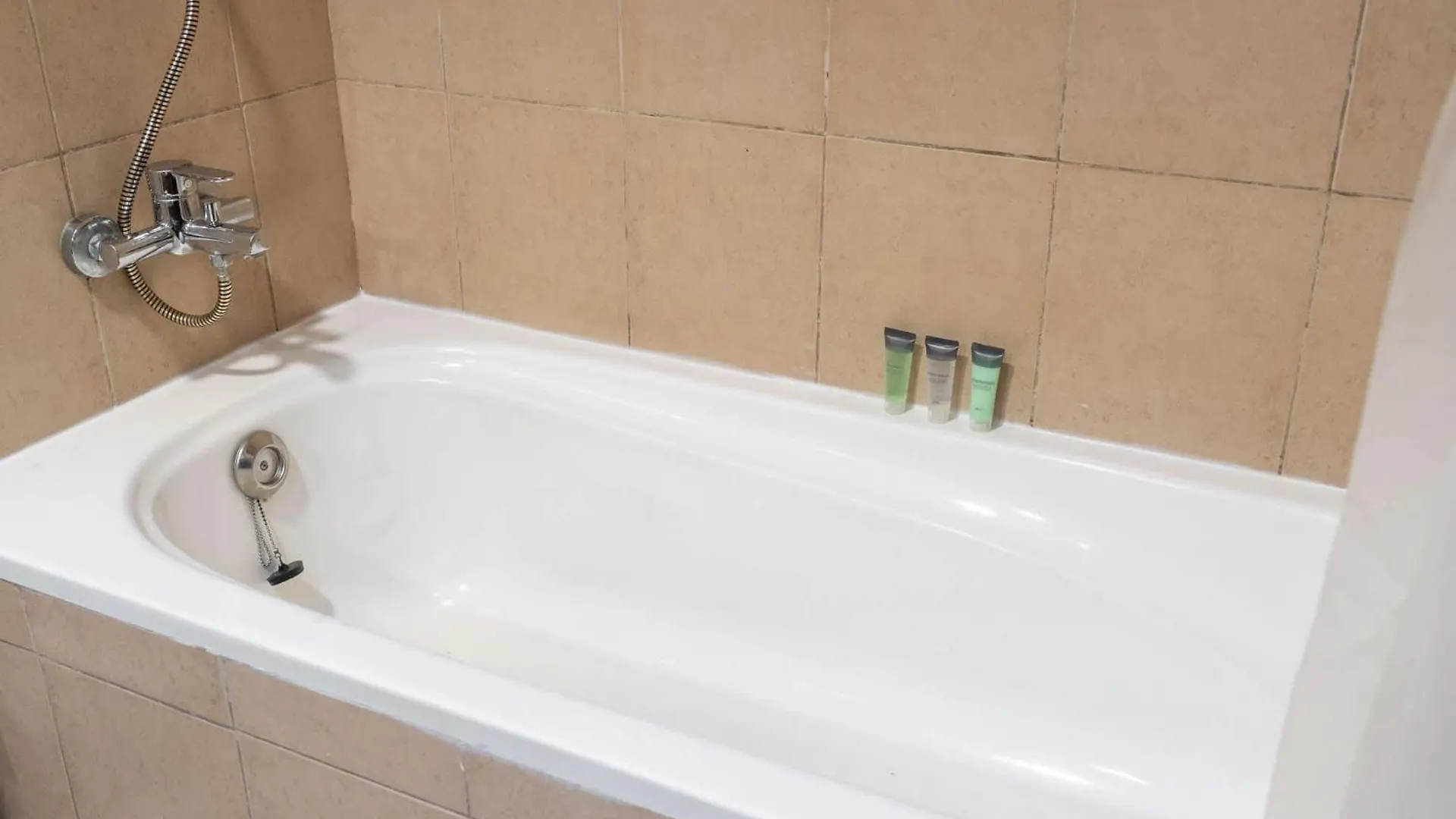 Apartment Charming, Sun-Filled 1-Bedroom In Red Residence, Dubai Sports City